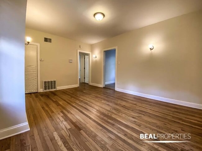 Building Photo - 1 bedroom in CHICAGO IL 60613