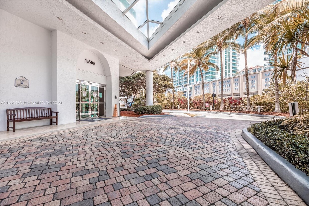 Foto principal - 16500 Collins Ave