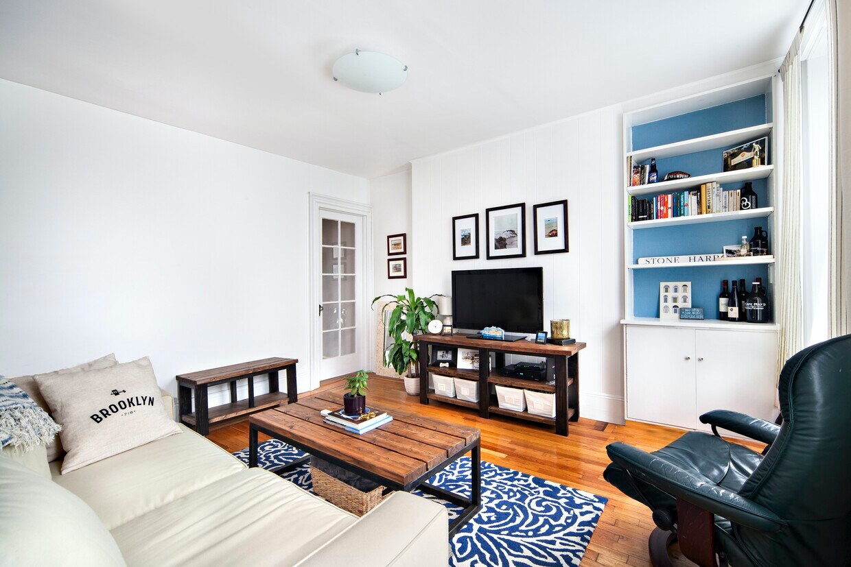 Primary Photo - Top Floor in a Charming Brownstone