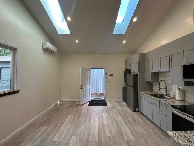 Building Photo - 1139 Azalea Ave