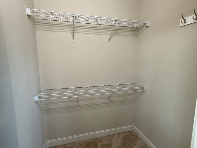 Building Photo - Modern 3 Bed/3 Bath End Unit Townhome - Close to Everything - GREAT PRICE!