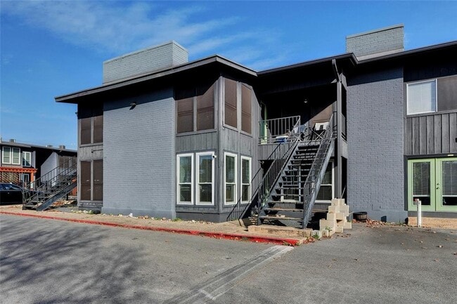 Building Photo - 909 Reinli St