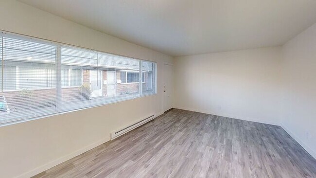 Building Photo - Fully Renovated Single Level Apartment Hom...