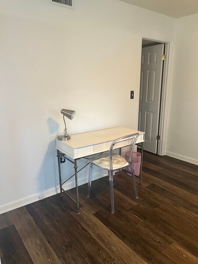 Área de oficinas - 8396 111th St