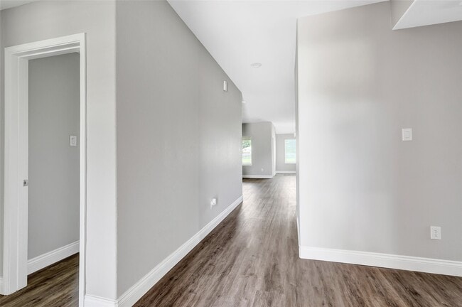 Building Photo - 214 Kickapoo Dr