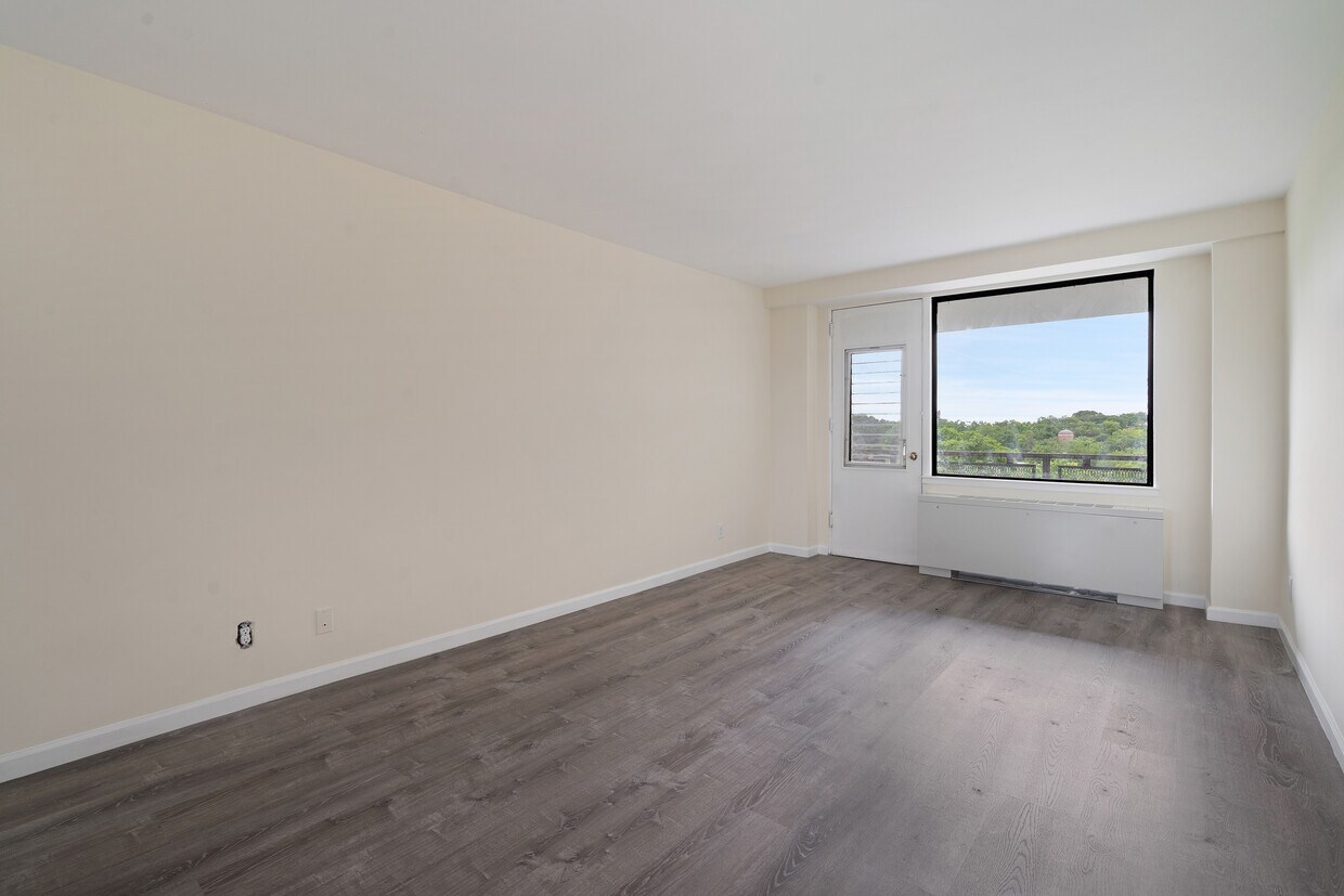 Primary Photo - 4705 Henry Hudson Pkwy W