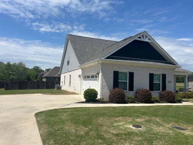 Foto del edificio - Beautiful 4BR Home in Athens with Bonus Room & Fenced Yard