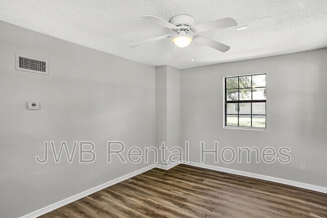 Foto del edificio - 1491 W 5th St