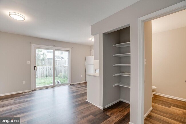 Foto del edificio - 4635 Charlton Ct