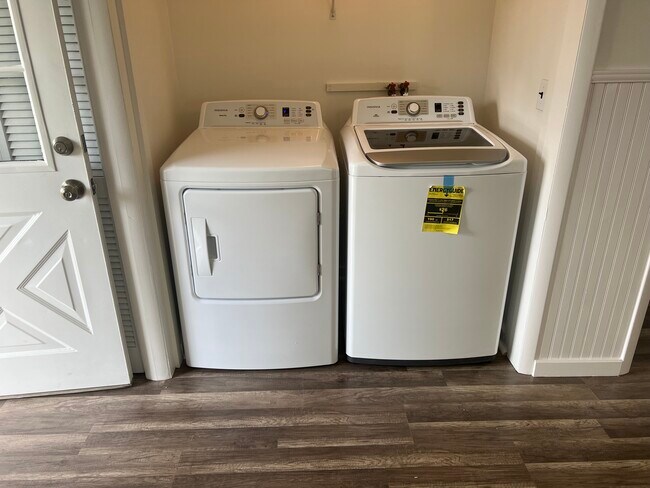 Building Photo - 130 S Apple St