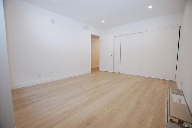 Foto del edificio - 6820 Remmet Ave