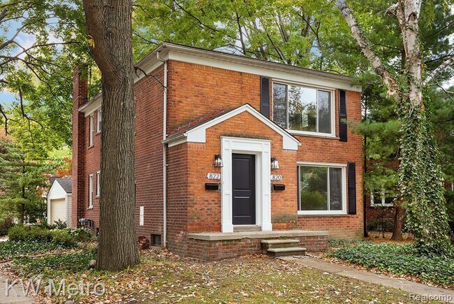 Building Photo - 820 E 5th St