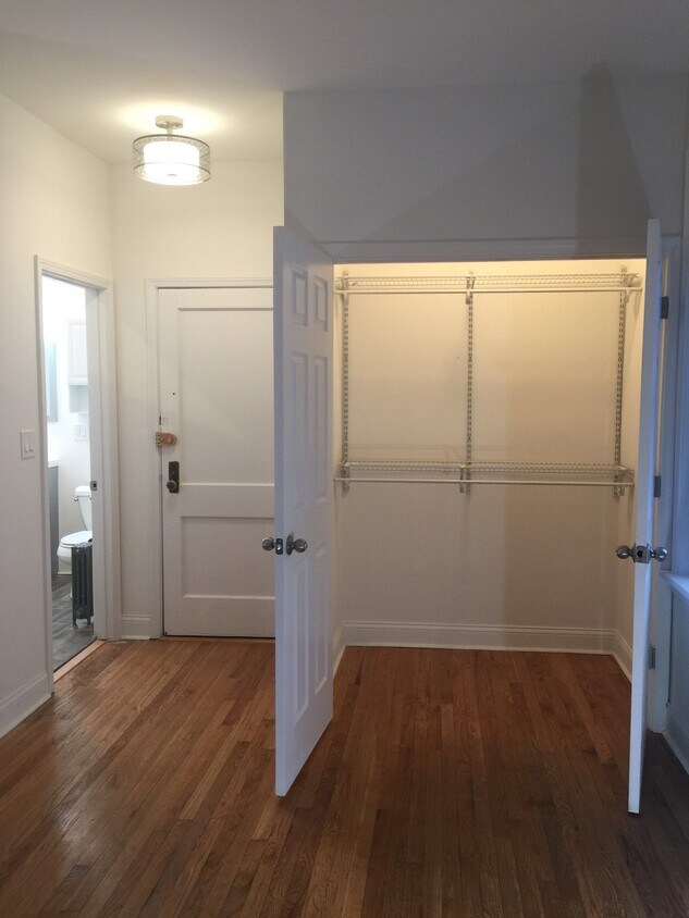 Building Photo - 2136 W Berteau Ave