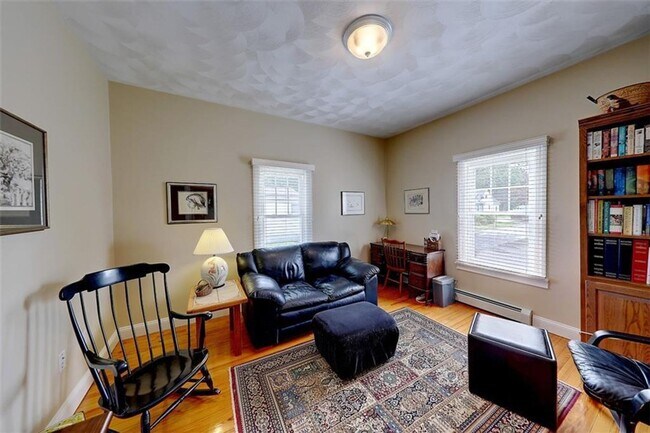 Building Photo - Providence/Elmhurst – Gorgeous Single Fami...