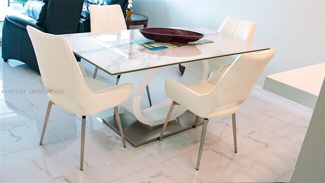 Foto del edificio - 18100 N Bay Rd