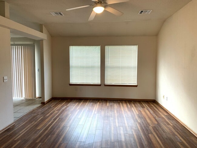 Building Photo - Great Home Fantastic Price!