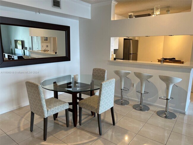 Foto del edificio - 17150 N Bay Rd