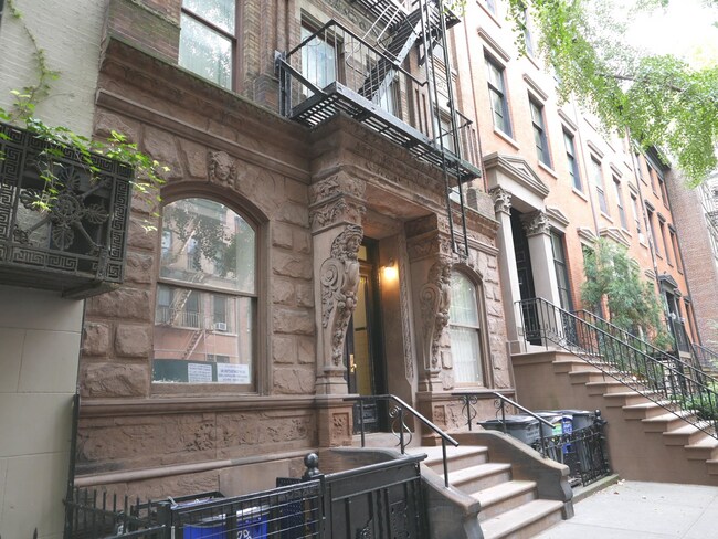 Building Photo - 56 Morton St