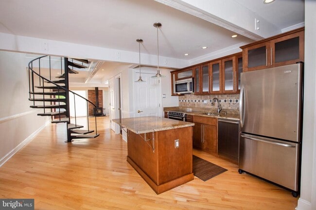 Building Photo - 2 Belaire Way