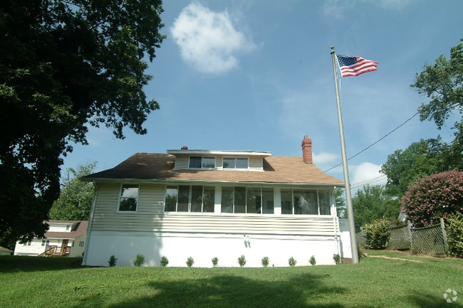 Building Photo - 3300 Meadow Ln