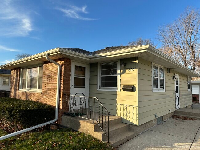 Building Photo - 802 Carrington Ave