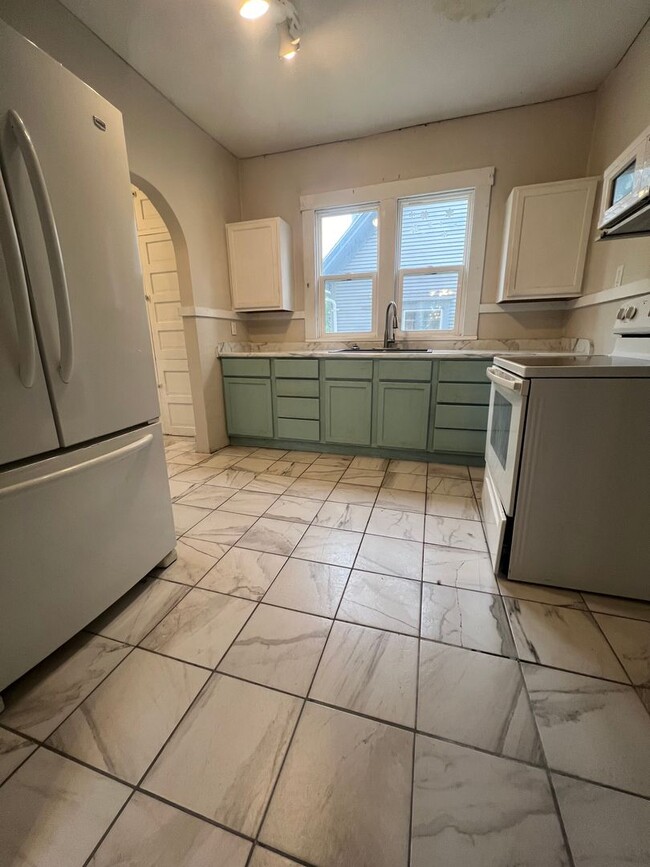 Building Photo - 915 5th Ave N