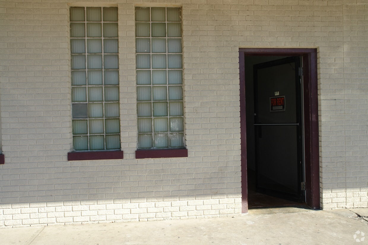 Primary Photo - 213 Rachal Ave