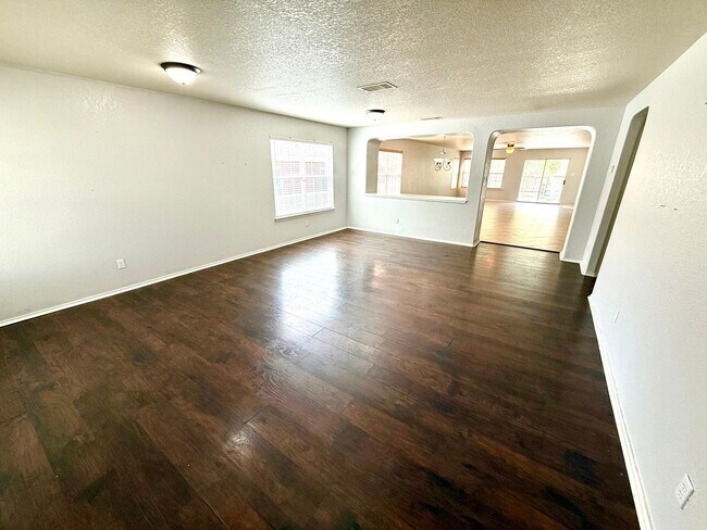 Building Photo - **APPLICATION RECEIVED** Beautiful 5-Bedro...