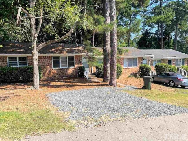 Building Photo - Fully Renovated 2 Bedroom - Walk/Bike to UNC Chapel Hill!