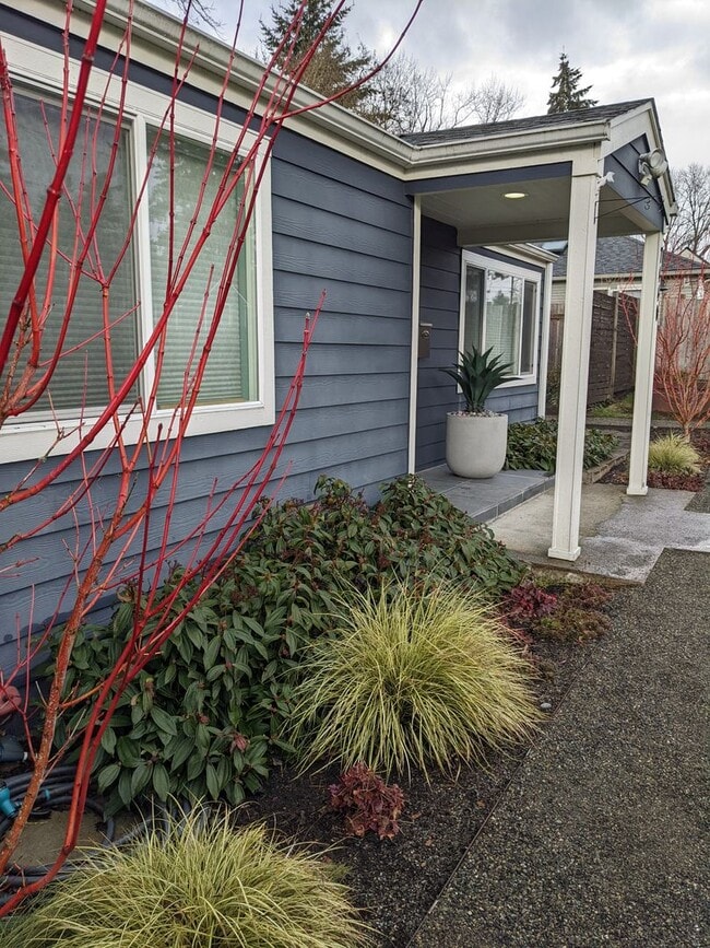 Building Photo - Lovely 3 Bedroom Skyway Rambler