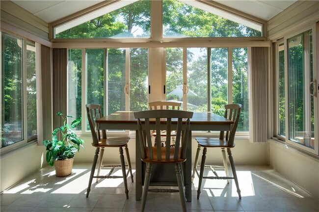 Foto del edificio - 221 Narragansett Ave E