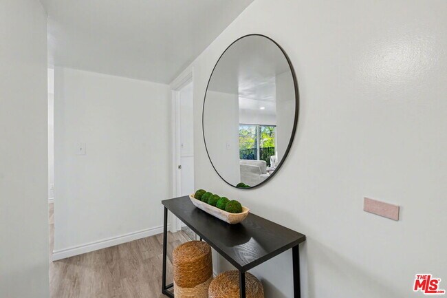 Foto del edificio - 14850 Hesby St