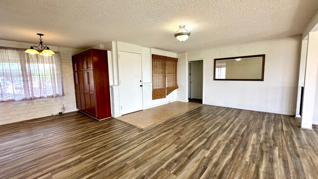 Building Photo - Available NOW - 3 Bedroom, 2 Bath, with a ...