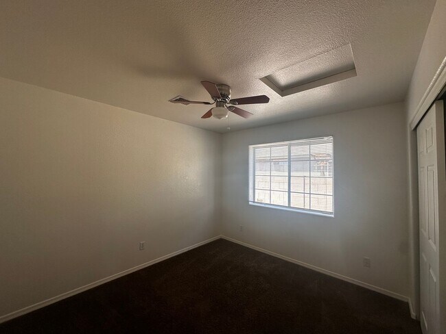 Building Photo - 4 Bedroom 2 Bathroom Home