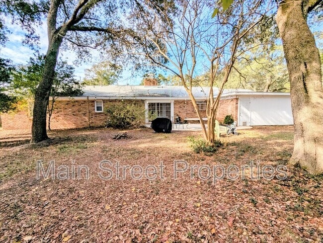 Building Photo - 2 Manor Dr