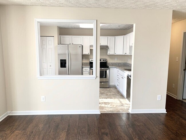 Foto del edificio - Light Filled 2bd 2bth Penthouse Condo In Piney Orchard!