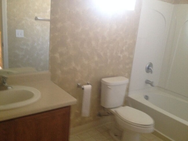 Building Photo - 3 Bed/2.5 bath. All Tile Downstairs. Open ...