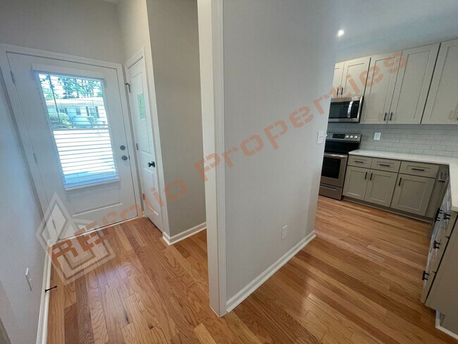 Building Photo - Beautiful 2 Bedroom 2.5 Bath Townhome with...
