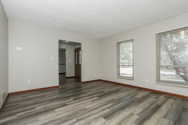 Foto del edificio - 8233 Lake Ridge Dr