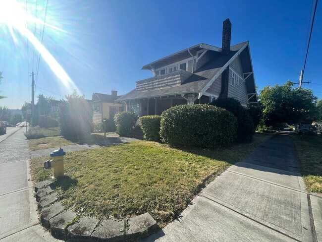 Foto del edificio - Large home/3bed 3 bath with bonus/office room just outside of PSNS and close to Bremerton Ferry