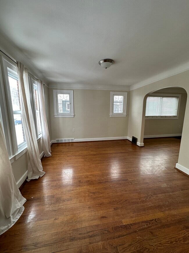 Sala de estar/entrada - 240 E Marshall St