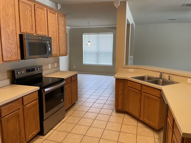 Kitchen - 1046 Elm Dr
