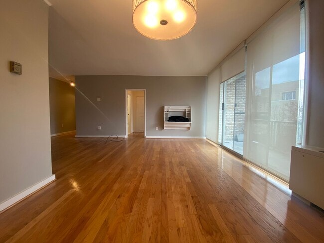 Building Photo - Updated One Bed One Bath Just a block from...