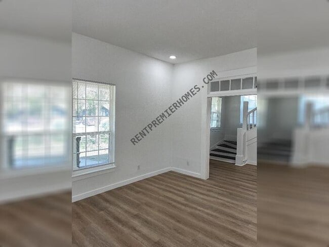 Building Photo - 302 Topeka Blvd
