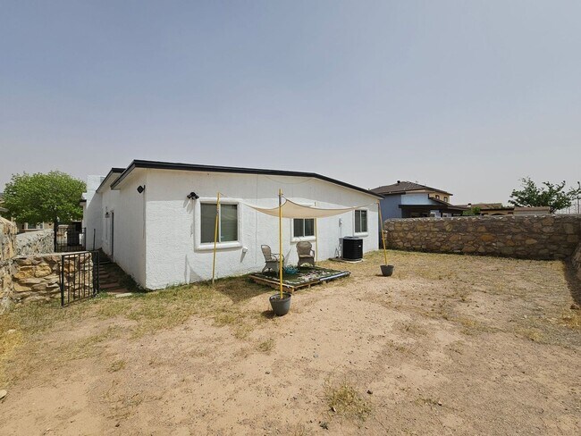 Building Photo - 10909 Northview