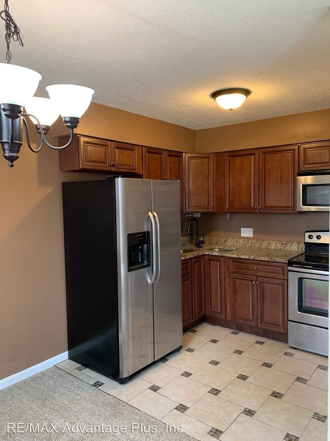 Building Photo - 658 College Dr