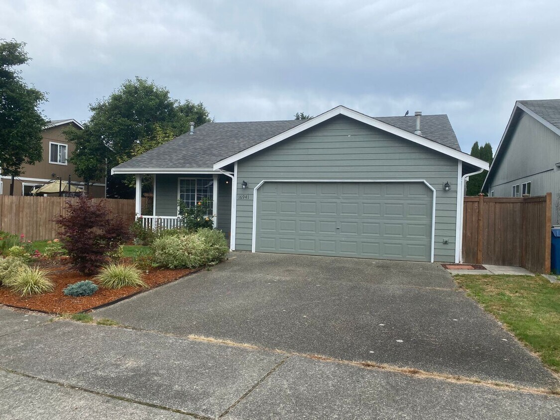 Foto principal - Charming 3 bed + bonus, 2 bath rambler - M...