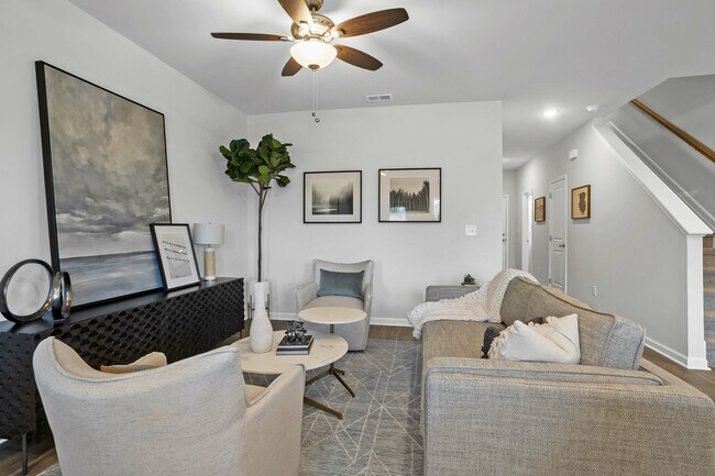 Amplia sala de estar con ventilador de techo. - Covey Homes Kirkland