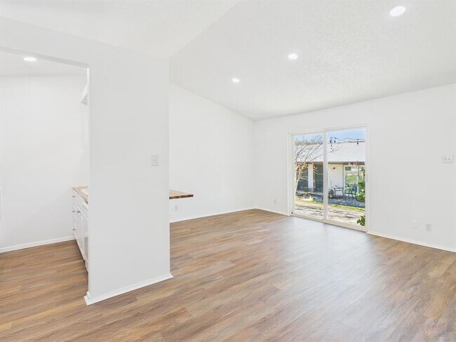 Foto del edificio - 1303 Hollow Creek Dr