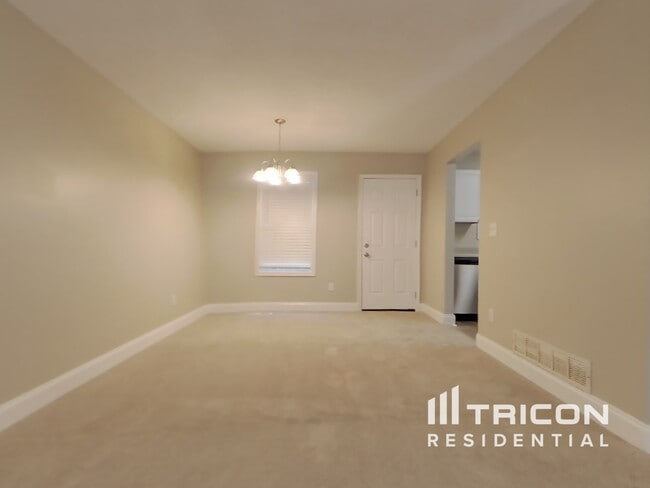 Building Photo - 381 River Trace Dr